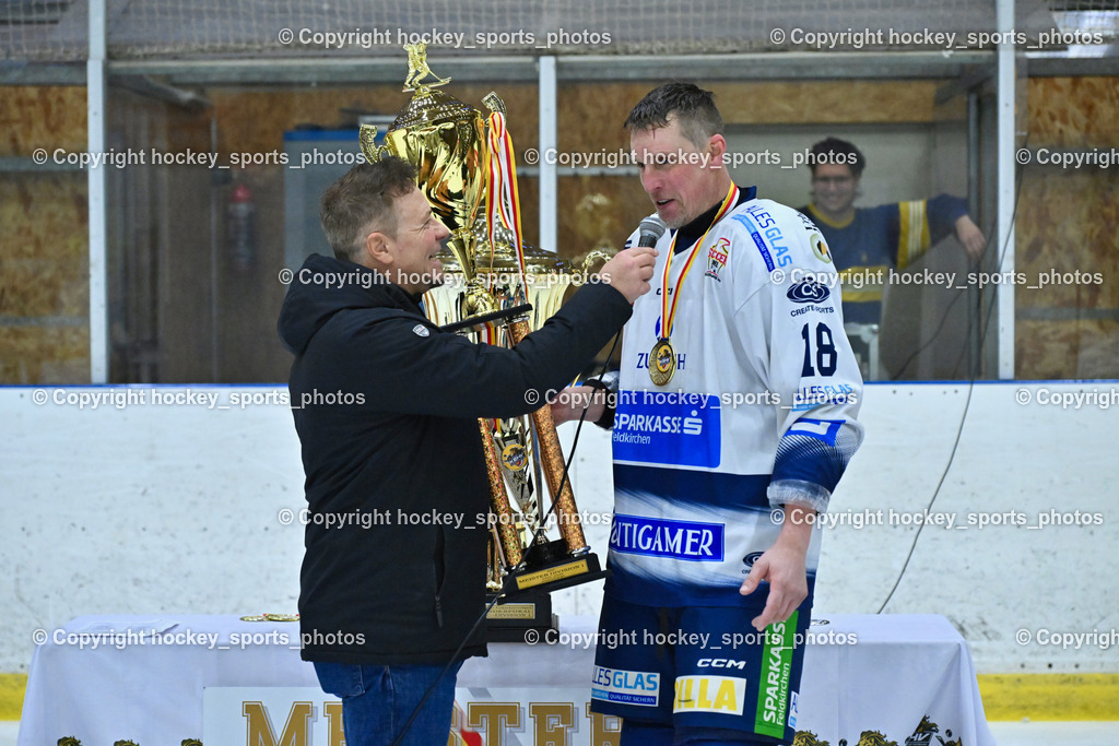 ESC Sparkasse Steindorf Meister 2025/26 | Kärntner Eishockeyverband Präsident Michael Herzog Löschnig, #18 Pewal Martin ESC Steindorf, ESC Sparkasse Steindorf Meister 2025/26, ESC Sparkasse Steindorf Meister 2025/26 am 08.03.2026 in Althofen (Stadthalle Althofen), Austria, (Photo by Bernd Stefan)