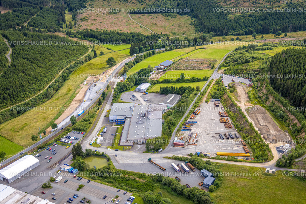 Erndtebrueck240709902 | Luftbild, Baustelle mit Erneuerung Bahnübergang "Im Grünewald" an der Ederstraße, am Gewerbegebiet Im Grünewald, Birkelbach Kondensatortechnik GmbH, Erndtebrück, Kreis Siegen-Wittgenstein, Nordrhein-Westfalen, Deutschland