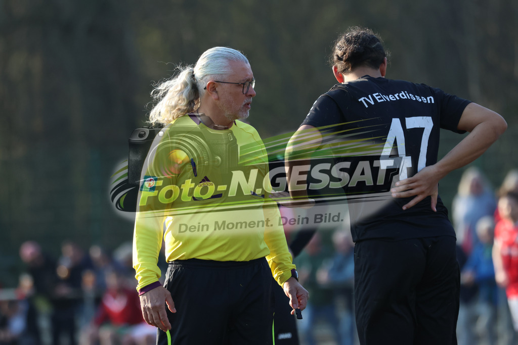 Bünder SV - TV Elverdissen | Auf dem Bild zu sehen: Schiedsrichter: Gürkan Ersoy ; schwarz TV Elverdissen: Luca-Toni Palais MateoBünder SV, TV Elverdissen, Saison 25/26, Kreisliga A, Deutschland - Realisiert mit Pictrs.com