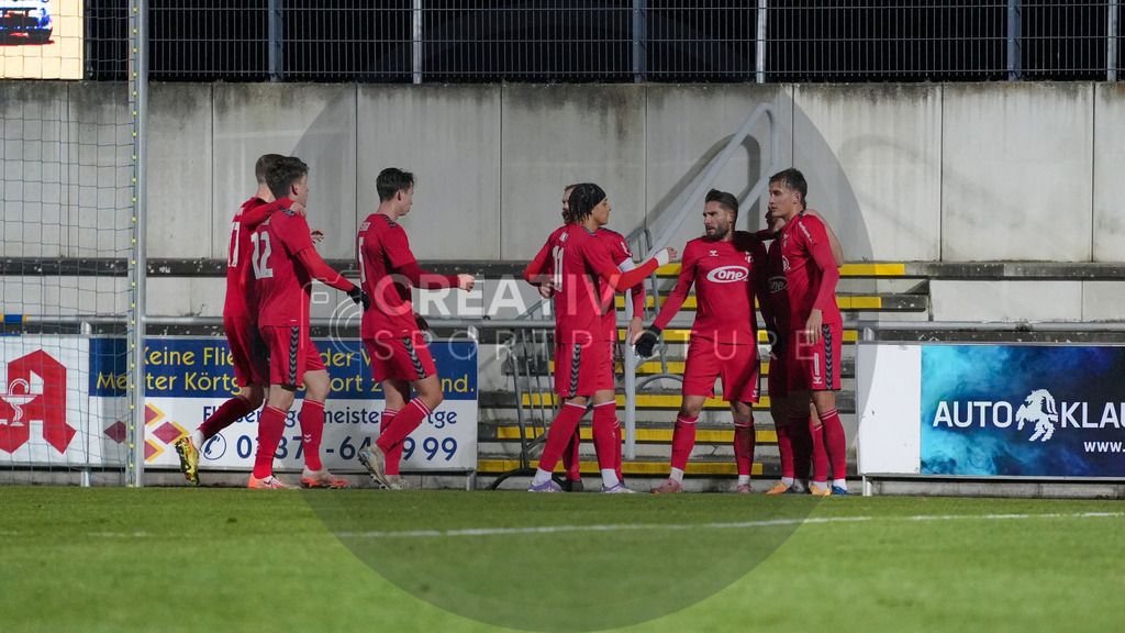 Fußball, Herren, Saison 2025/2026, Regionalliga Nordost, 17. Spieltag, FSV 63 Luckenwalde vs. ZFC Meuselwitz, Freitag 28.11.2025, Werner-Seelenbinder-Stadion Luckenwalde, | Fußball, Herren, Saison 2025/2026, Regionalliga Nordost, 17. Spieltag, FSV 63 Luckenwalde vs. ZFC Meuselwitz, Freitag 28.11.2025, Werner-Seelenbinder-Stadion Luckenwalde, Im Bild: Jubel beim ZFC Meuselwitz über den Ausgleich. - Realisiert mit Pictrs.com
