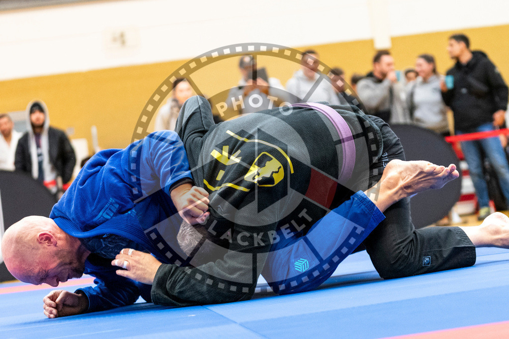 20231118PBB11006 | Fighters compete during the AJP Tour 600 Frankfurt Championship in Frankfurt/Main, Germany, on November 18, 2023.