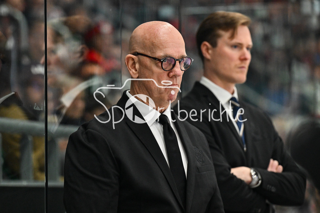 Augsburger Panther - Löwen Frankfurt | Im Bild Tom ROWE headcoach Löwen Frankfurt / Einzelfoto / Freisteller beim match zwischen den Augsburger Panthern und den Löwen Frankfurt am 8. Spieltag der Penny DEL im Curt Frenzel Stadion am 19.10.2025