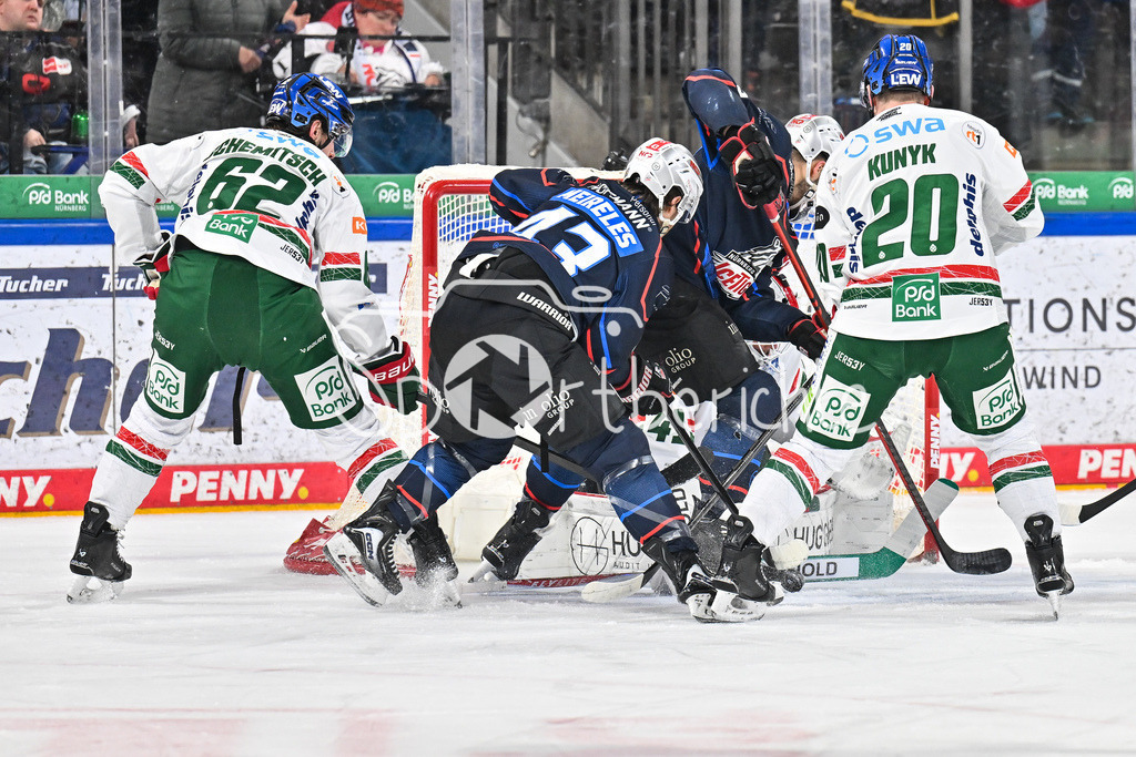 Nürnberg Ice Tigers - Augsburger Panther | NUREMBERG, GERMANY - 23. JANUARY: viel Verkehr vor dem Tor von Peyton JONES (Augsburger Panther 41) während dem Match zwischen den Nürnberg Ice Tigers und den Augsburger Panthern am 42. Spieltag der Penny DEL in der PSD Bank Nürnberg Arena