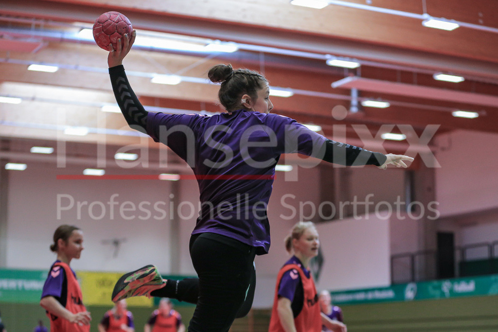 Handball, 2. Bundesliga Frauen, Training SV Werder Bremen | v.li.: Elaine Rode (SV Werder Bremen, 77) beim Wurf, am Ball, Spielszene, Aktion, Action