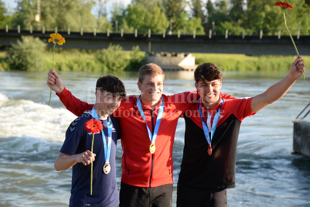 ICF CANOE FREESTYLE WORLD CUP 1 / PLATTLING | 2024 ICF CANOE FREESTYLE WORLD CUP 1 / PLATTLINGMen's Kayak Surface Junior FinalSiegerfoto v.l. James WARD (Great Britain); Tim REES (Germany); Jonas Kim HERMANN (Austria) - Realisiert mit Pictrs.com