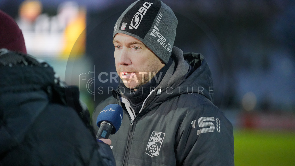 Fußball, Herren, Saison 2025/2026, Regionalliga Nordost, 18. Spieltag, FSV 63 Luckenwalde vs. FC Rot-Weiß Erfurt, Samstag 06.12.2025, Werner-Seelenbinder-Stadion Luckenwalde, | Fußball, Herren, Saison 2025/2026, Regionalliga Nordost, 18. Spieltag, FSV 63 Luckenwalde vs. FC Rot-Weiß Erfurt, Samstag 06.12.2025, Werner-Seelenbinder-Stadion Luckenwalde, Im Bild: Fabian Gerber (Trainer Erfurt) im Interview beim MDR nach Spielende. - Realisiert mit Pictrs.com