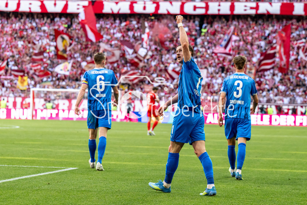FC Bayern München - 1. FC Heidenheim | MUNICH, GERMANY - 02. MAI: Jubel der Gäste nach dem Treffer zum 0-1 durch Budu ZIVZIVADZE (1. FC Heidenheim 11) während dem Bundesligamatch zwischen dem FC Bayern München und dem 1. FC Heidenheim am 32. Spieltag in der Allianz Arena / DFL REGULATIONS PROHIBIT ANY USE OF PHOTOGRAPHS AS IMAGE SEQUENCES AND/OR QUASI-VIDEO