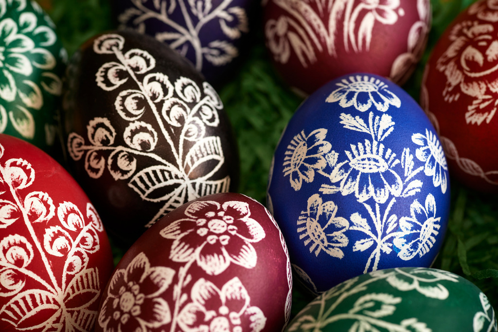 Stinatzer Ostereier kratzen | Stinatz, Austria - January 22, 2016: Von Frau Wilma Zieserl gekratzte Stinatzer Ostereier. - Realisiert mit Pictrs.com