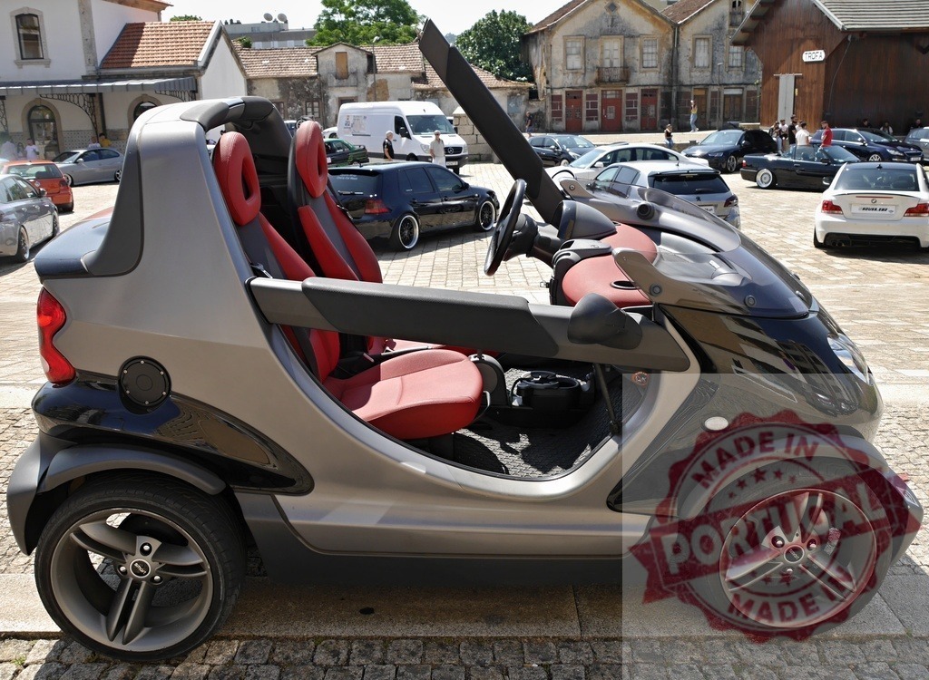 Smart Crossblade convertible microcar parked on street | Smart Crossblade, a unique two-seater urban car, parked outdoors at a meeting - Realisiert mit Pictrs.com