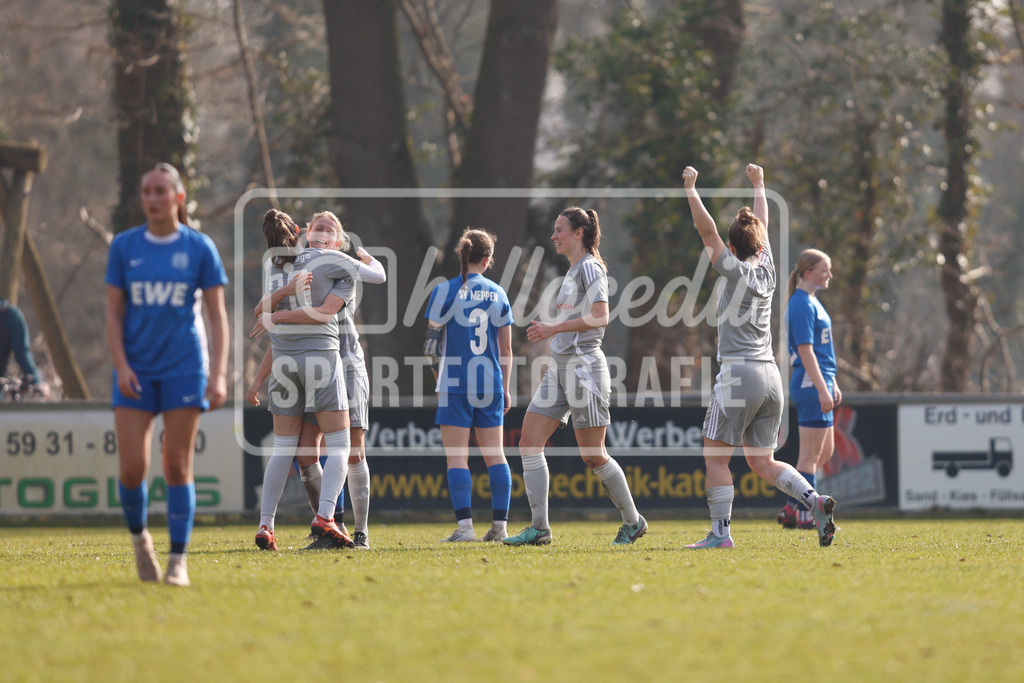 Fußball I Frauen I Saison 2025-2026 I Oberliga Niedersachsen I 15. Spieltag I SV Meppen 1912 e.v. U20 2 - BW Hollage -60 | Emma Richter (20, BW Hollage) Marie Wulftange (8, BW Hollage) Emily Grimm (12, BW Hollage) jubeln nach einem Tor. - Realisiert mit Pictrs.com