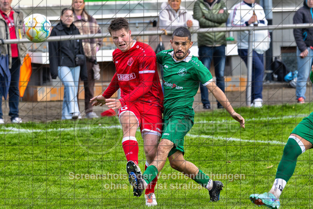 20261011_161422_0302-Bearbeitet_(c)_by_PhotoPeet | Simon Schmid (1.FC Donzdorf #16) und Samil Gün (KSG Eislingen #18)KSG Eislingen (grün) vs. 1.FC Donzdorf (rot), Fußball, Bezirksliga - Bezirk Neckar/Fils, 07. Spieltag, Saison 2026/2027, Rasensportplatz, Albstraße 69, 73054 Eislingen, 11.10.2026 - 15:00 Uhr,Foto: PhotoPeet / Sport- &amp; Eventfotografie / Peter Harich