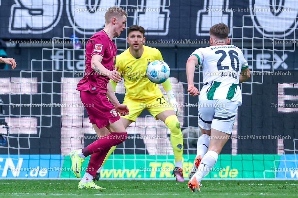 BMG21022501050 | 22.02.2025, Fußball, Borussia Mönchengladbach - FC Augsburg, 1. Fußball Bundesliga, Borussia-Park, Saison 2024 2025: Fredrik Jensen (FC Augsburg #24) im Zweikampf gegen Lukas Ullrich (Mönchengl. #26)DFB regulations prohibit any use of photographs as image sequences and or quasi-video.