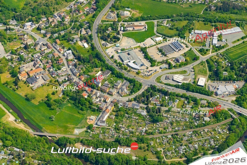 Die Luftaufnahme Chrieschwitz - Plauen wurde 2022 vom Flugzeug aus (keine Drohne) erstellt. Hohe Auflösung -für große Poster und Wandbilder geeignet - Garantiert!