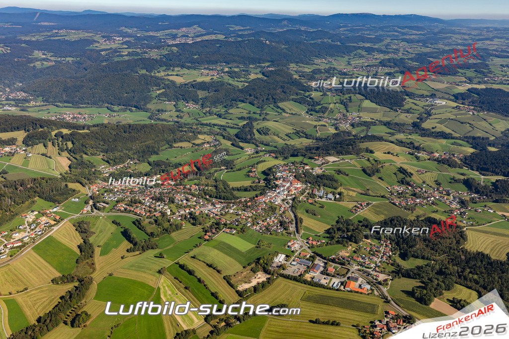 Das Luftbild der Stadt Perlesreut wurde 2021 vom Flugzeug heraus erstellt (keine Drohne) Aufnahmehöhe ca.450 Meter- hohe Bildauflösung und Druck-Qualität garantiert!