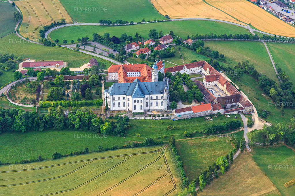 Luftbild: Abtei Neresheim mit Friedhof und Abteikirche St. Ulrich und Afra in Neresheim im Bundesland Baden-Württemberg in Deutschland. – Foto: IMG_101615.jpg vom 08.07.2017 durch Werner Riehm/FLY-FOTO.de – Auflösung des Originals: 5299 x 3532 px – Abtei Neresheim - Benediktinerabtei Neresheim - Besuchen Sie uns vor Ort, feiern Sie mit uns Gottesdienste und lernen Sie das Leben im Kloster kennen