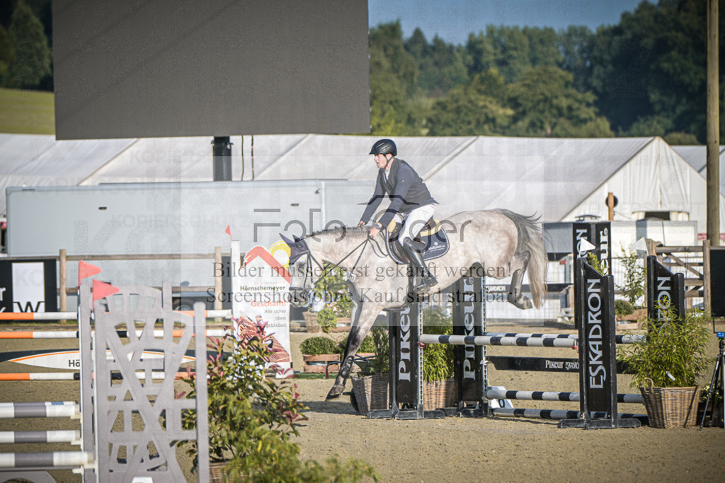 DOS_7225 | Entdecke hochwertige Reitturnierfotos von Foto Oger. Professionell, emotional und authentisch – jetzt Lieblingsmomente im Shop bestellen.Deutschlandweite Turnierfotografie. - Realisiert mit Pictrs.com