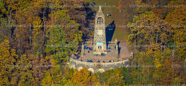 Witten231100879 | Luftbild, Naherholungsgebiet Hohenstein, Ausflugsgäste am Bergerdenkmal im herbstlichen Wald mit Laubbäumen mit leuchtenden Herbstfarben, Witten, Ruhrgebiet, Nordrhein-Westfalen, Deutschland