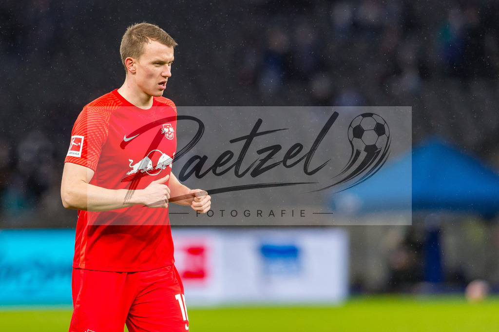 BSCRBL20220220_204 | Fussball, Herren: Lukas Klostermann (RB Leipzig) schaut bei dem Spiel der 1. Bundesliga zwischen Hertha BSC und RB Leipzig im Olypiastadion am 20.02.2022 in Berlin, Deutschland.DFB / DFL REGULATIONS PROHIBIT ANY USE OF PHOTOGRAPHS AS IMAGE SEQUENCES AND/OR QUASI-VIDEO. - Realisiert mit Pictrs.com