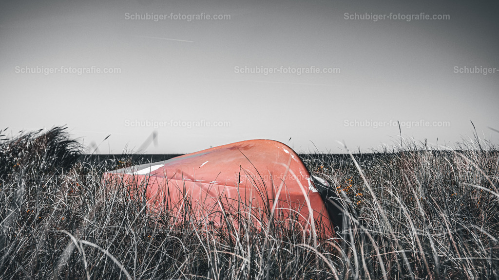 Boot im Gras | Boot im Gras - Realisiert mit Pictrs.com