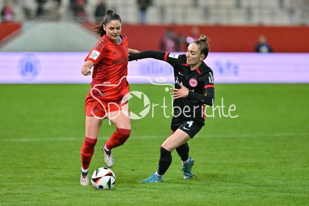 FC Bayern München Frauen - SG Eintracht Frankfurt Frauen | im Duell Sarah ZADRAZIL (FCB #25) und Sophia KLEINHERNE (Eintracht Frankfurt Frauen 4 / Zweikampf / Google Pixel Frauen Bundesliga: FC Bayern Muenchen - Eintracht Frankfurt, FC Bayern Campus am 04.11.2024