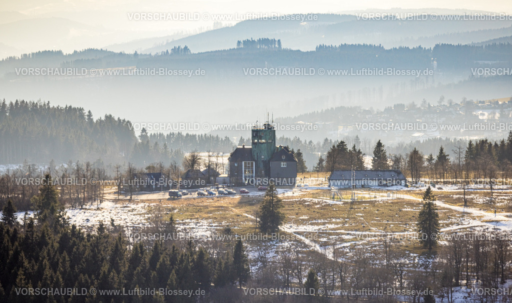 Winterberg260105039 | Luftbild, Bergkuppe mit Gipfelturm Kahler Asten in winterlicher Landschaft mit nebeliger Fernsicht, Aussichtsturm mit Wetterstation und Hotel mit Restaurant, Winterberg, Sauerland, Nordrhein-Westfalen, Deutschland