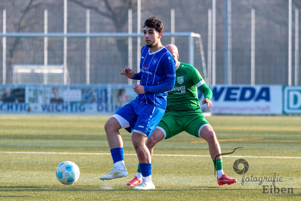 FC Rastede-Hansa Friesoythe | FC Rastede (blau)-Hansa Friesoythe (grün) am 09.02.2025 in Rastede (Sportanlage Kötterswegs), Photo: Philip Eiben 2025 - Realisiert mit Pictrs.com
