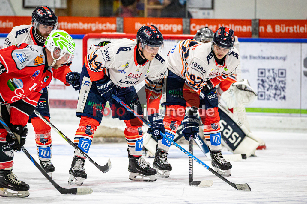 TSV Peißenberg Miners vs ESC Kempten SHARKS | Eishockey Bayernliga Vorbereitung 2024/2025, TSV Peißenberg Miners vs ESC Kempten SHARKS, 20241004,Florian HÖFER (SHARKS 14) am Bully,2024-10-04 in Peißenberg (Eisstadion)Florian HÖFER (SHARKS 14)Copyright: WolfgangxLindner