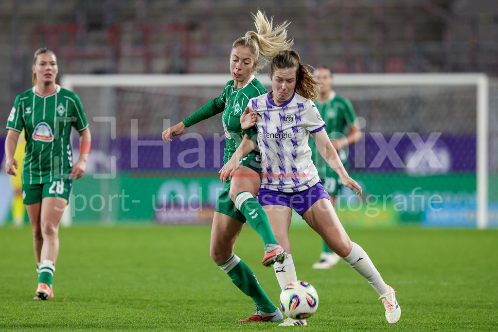 Fussball, Google Pixel Frauen-Bundesliga, SGS Essen - SV Werder Bremen | v.li.: Sharon Beck (SV Werder Bremen, 27) und Jana Feldkamp (SGS Essen, 31) im Zweikampf, Duell, Dynamik, Aktion, Action, Spielszene, DIE DFB-RICHTLINIEN UNTERSAGEN JEGLICHE NUTZUNG VON FOTOS ALS SEQUENZBILDER UND/ODER VIDEOÄHNLICHE FOTOSTRECKEN. DFB REGULATIONS PROHIBIT ANY USE OF PHOTOGRAPHS AS IMAGE SEQUENCES AND/OR QUASI-VIDEO.