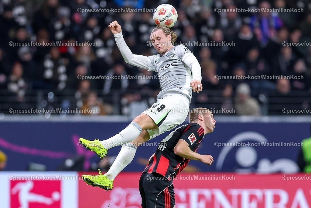 SGE30112501074 | 30.11.2025, Fußball, Eintracht Frankfurt - VfL Wolfsburg, 1. Fußball Bundesliga, 12. Spieltag, Deutsche-Bank-Park (Frankfurt am Main), Saison 2025 2026: Patrick Wimmer&nbsp;(VfL Wolfsburg #39) im Zweikampf gegen  Rasmus Kristensen&nbsp;(Eintracht Frankfurt #13)  DFB Regulations prohibit any use of photographs as image sequences and or quasi-video.