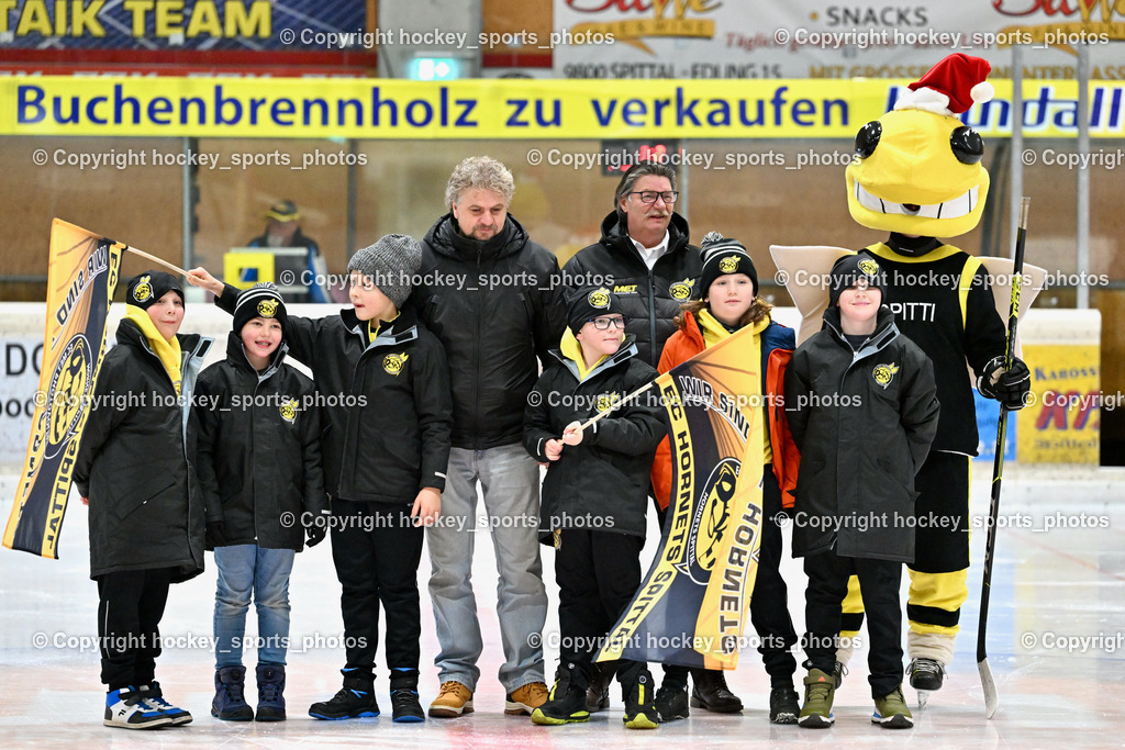 EC Spittal Hornets vs. ESV Ferlach 16.12.2023 | Puck Spende EC Spittal Hornets, Präsident EC Spittal Hornets Wolfgang Lindner, Obmann EC Spittal Hornets Ludwig Zauchner, Maskottchen EC Spittal Hornets Spitti