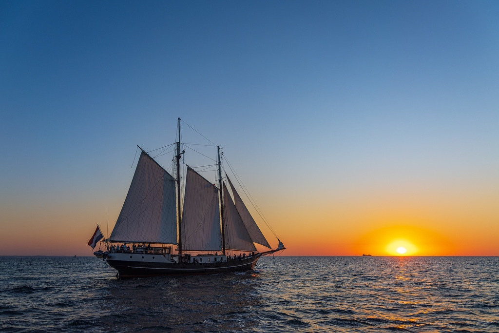 Segelschiff im Sonnenuntergang auf der Hanse Sail in Rostock | Segelschiff im Sonnenuntergang auf der Hanse Sail in Rostock.