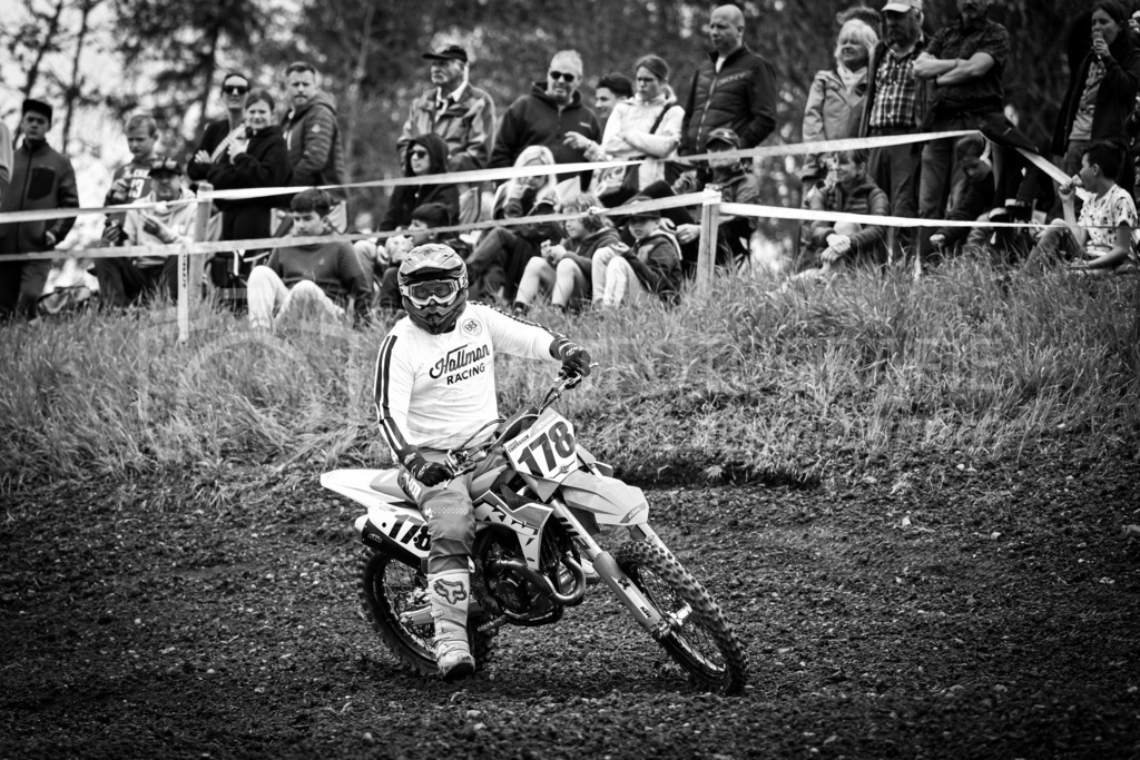 Motocross Schlatt bei Winterthur - 30. April 2023 | #178 Thierbach Enrico aus Beringen (CH) auf Honda CRF 450 R in der Kategorie Senioren am Motocross Schlatt bei Winterthur, 30. April 2023. 
Instagram: @mx_schlatt | @mc_wila | @sam_schweiz
Bild: Sportfotografie Markus Aeschimann | www.markus-aeschimann.ch - Realisiert mit Pictrs.com