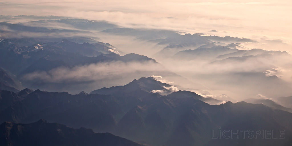 Weite und Licht | Alpen und Wolken - Realisiert mit Pictrs.com