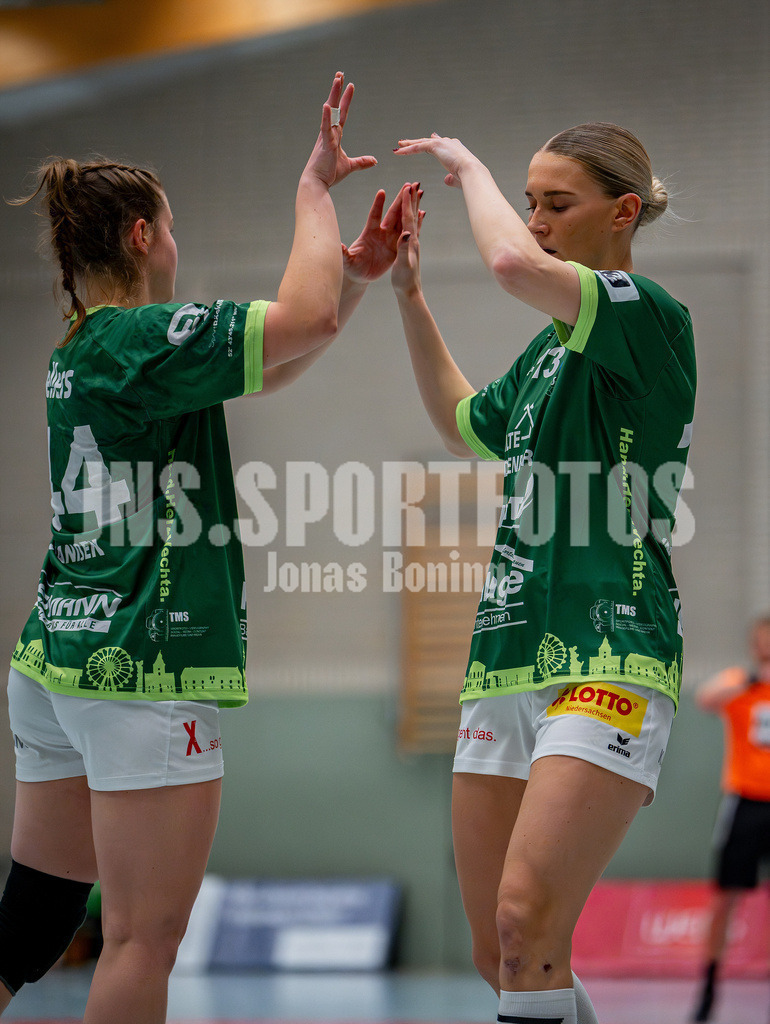 Handball I Frauen I Saison 2025-2026 I 3. Liga Staffel Nord I 10. Spieltag I SC SFN Vechta - HSG Blomberg-Lippe II I 0285 | Maya Janßen (44, SC SFN Vechta) und Nele Wessels (13, SC SFN Vechta)  - Realisiert mit Pictrs.com