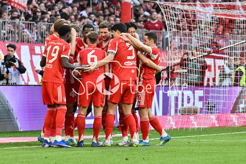FC Bayern München - VfB Stuttgart | MUNICH, GERMANY - 19. APRIL: Bayern celebrates the goal to makes 4-1 / Tor / Torschuetze / Freude / Happy - Harry KANE (FC Bayern Munich 9) during the Bundesliga Match between FC Bayern Munich vs. VfB Stuttgart at Matchday 30 at Allianz Arena / DFL REGULATIONS PROHIBIT ANY USE OF PHOTOGRAPHS AS IMAGE SEQUENCES AND/OR QUASI-VIDEO