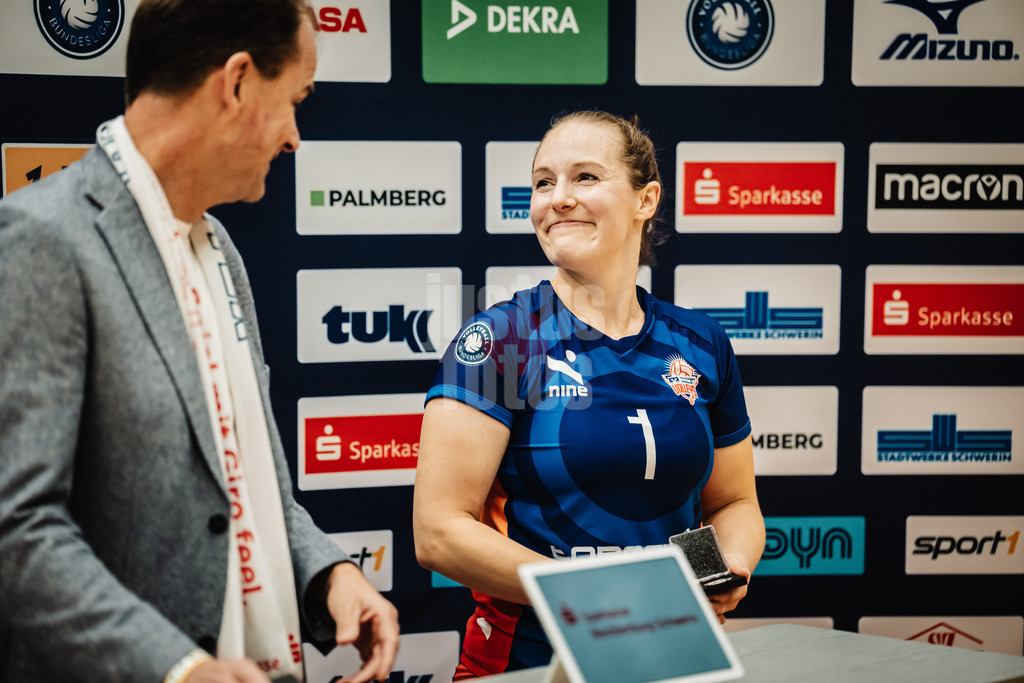 Volleyball | Frauen | Saison 2025/2026 | Volleyball Bundesliga | SSC Palmberg Schwerin vs. ETV Hamburger Volksbank Volleys | 18.10.2025 | Jana-Marie Meiser (#1, ETV Hamburger Volksbank Volleys) nimmt die Silberne MVP Medaille in Empfang