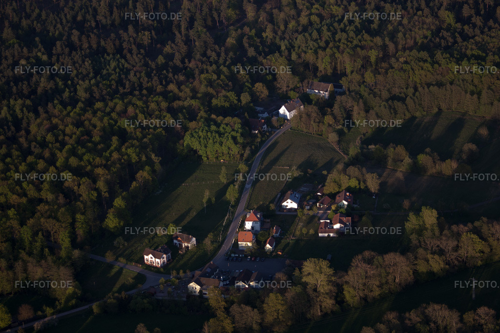 Luftbild: Ortsansicht in Schleithal im Bundesland Bas-Rhin in Frankreich. – Foto: IMG_64414.jpg vom 17.04.2014 durch Werner Riehm/FLY-FOTO.de – Auflösung des Originals: 4752 x 3168 px