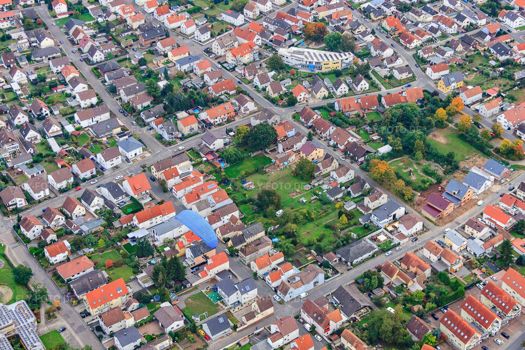 Kath. Kindergarten | Luftbild: Kath. Kindergarten in Lingenfeld im Bundesland Rheinland-Pfalz in Deutschland. Foto: IMG_60136.jpg vom 08.10.2013 durch Werner Riehm/FLY-FOTO.de - Realisiert mit Pictrs.com