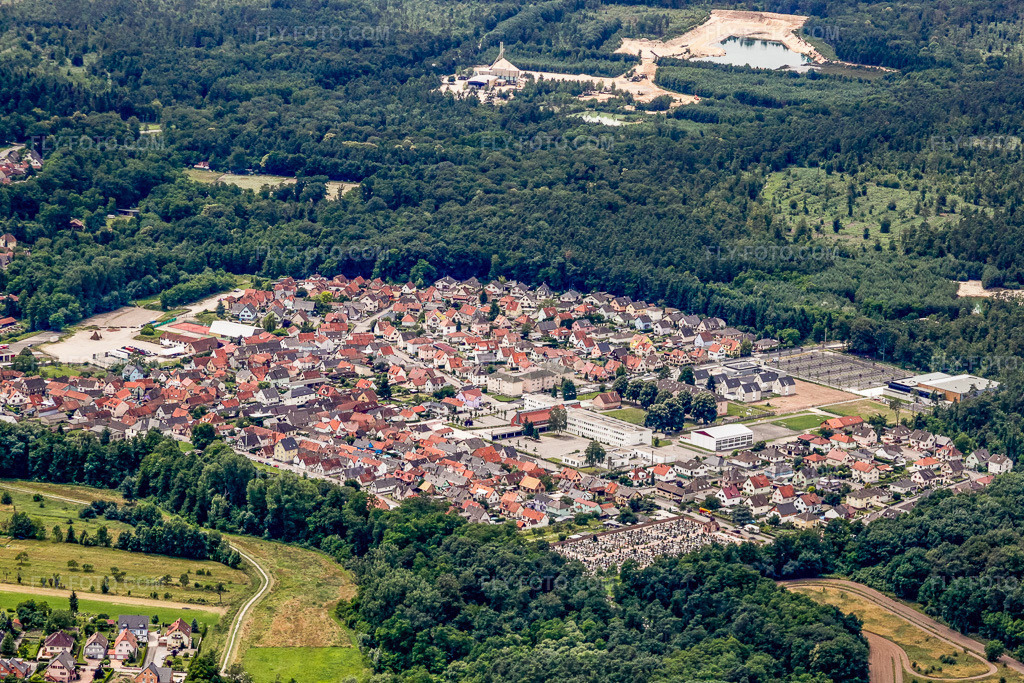 Aerial view: View of the town from the northeast in Soufflenheim in the state Bas-Rhin, France. – Photo: IMG_19093.jpg taken on 06/20/2009 by Werner Riehm/FLY-FOTO.com – Resolution of the original: 4752 x 3168 px