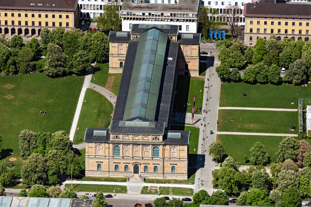 dr__0064300.jpg | MüNCHEN 29.04.2025 Museums- Gebäude- Ensemble " Alte Pinakothek " an der Barer Straße im Ortsteil Maxvorstadt in München im Bundesland Bayern, Deutschland. Weiterführende Informationen bei: Bayerische Staatsgemäldesammlungen Kunstareal München. // Museum building ensemble "Alte Pinakothek" on Barer Strasse in the district Maxvorstadt in Munich in the state Bavaria, Germany. Further information at: Bayerische Staatsgemaeldesammlungen Kunstareal Muenchen. Foto: Daniel Reiter