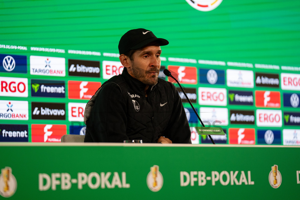 VfB Stuttgart vs. SC Freiburg, Fussball, DFB-Pokal, Halbfinale, 23.04.2026 | Julian Schuster (Trainer SC Freiburg) bei der Pressekonferenz nach der Niederlage,VfB Stuttgart vs. SC Freiburg, Fussball, DFB-Pokal, Halbfinale, 23.04.2026DFB regulations prohibit any use of photographs as image sequences and/or quasi-video
