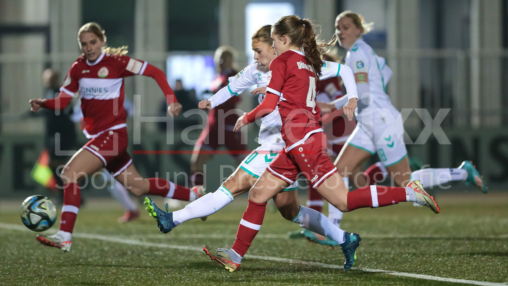 Fussball, Testspiel Frauen, FSV Gütersloh 2009 - SV Werder Bremen | v.li.: Tuana Mahmoud (geb. Keles, SV Werder Bremen, 10) beim Torschuss, schießt auf das Tor, am Ball, Aktion, Action, Spielszene,