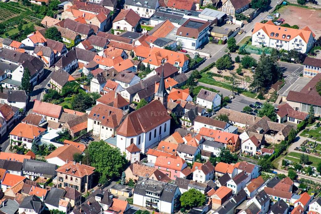 Luftbild: Kirchengebäude an der Weinstraße im Ortsteil Diedesfeld in Neustadt im Bundesland Rheinland-Pfalz in Deutschland. Foto: IMG_2170.jpg vom 03.06.2006 durch Werner Riehm/FLY-FOTO.de