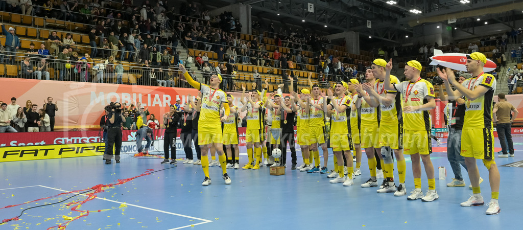 Zug United vs HC Rychenberg - 22. February 2025 | Zug United vs HC RychenbergSporthalle Wankdorf, BernMichel Wöcke (#22 HC Rychenberg Winterthur) zieht das Sigerlied an.Bild: Sportfotografie Markus Aeschimann | www.markus-aeschimann.ch - Realisiert mit Pictrs.com