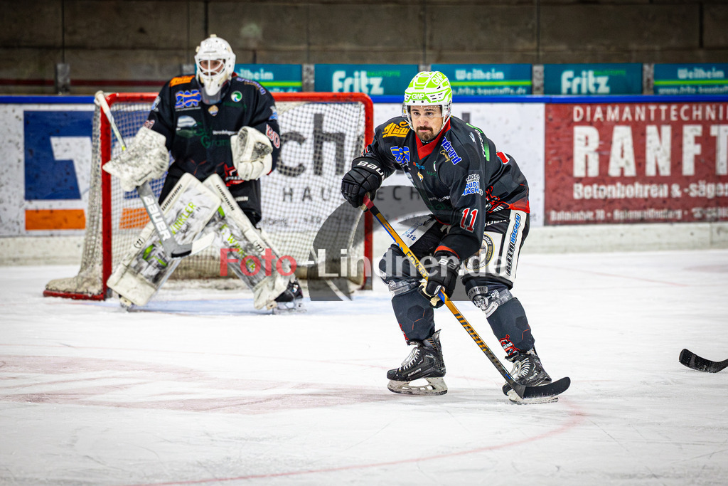 Peißenberg MINERS gegen ESV Buchloe PIRATES | Eishockey Bayernliga 2025/26 Vorrunde 29. Spieltag, Peißenberg MINERS gegen ESV Buchloe PIRATES, 20260123,Florian SIMON (MINERS 11) in Aktion,2026-01-23 in Peißenberg (flatbuy Arena Peißenberg), Xaver NAGEL (MINERS Goali 80), Florian SIMON (MINERS 11)Copyright: WolfgangxLindner www.foto-lindner.de