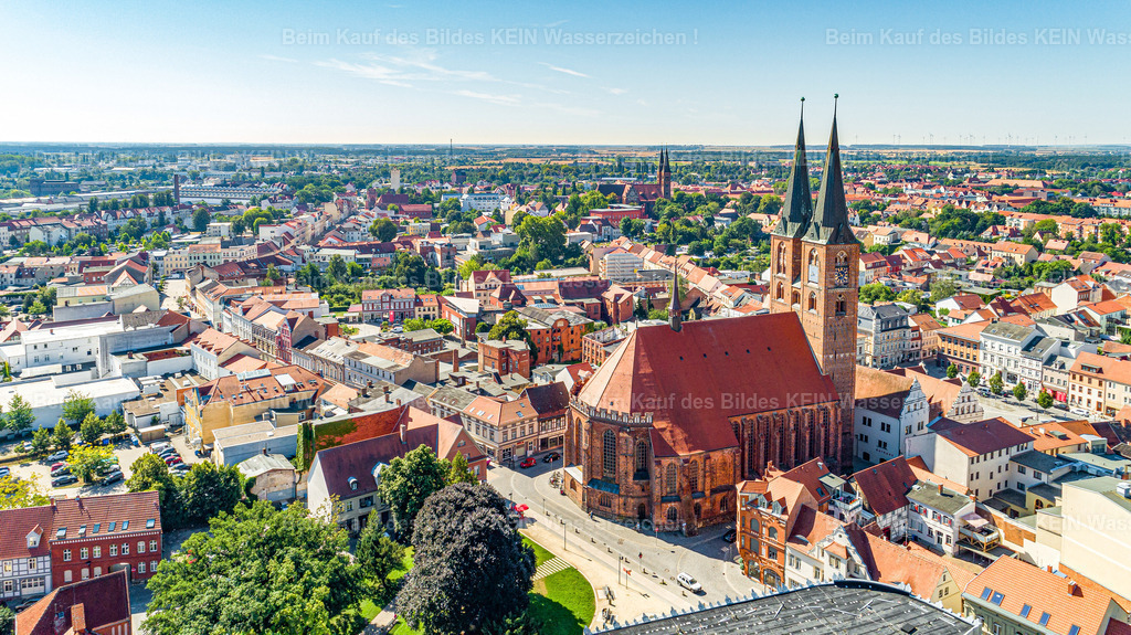 Stendal_Marienkirche_Innenstadt_2020 (1 von 3) | Die Magdeburger Platte® - das sind die schönsten Luftbilder von Magdeburg & Sachsen-Anhalt auf Acryl, Leinwand oder zum Download. Das ist Luftbildfotografie & Luftbildaufnahmen mit Drohne & Flugzeug.  - Realisiert mit Pictrs.com