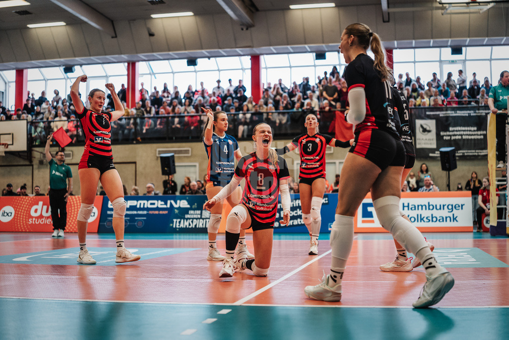 Volleyball | Frauen | Saison 2025/2026 | Volleyball Bundesliga | ETV Hamburger Volksbank Volleys vs. Schwarz-Weiß Erfurt | 15.02.2026 | ETV jubelt, v.l. Leonie Körtzinger (#7, ETV Hamburger Volksbank Volleys), Sarah Stiriz (#4, ETV Hamburger Volksbank Volleys), Zoe Konjer (#8, ETV Hamburger Volksbank Volleys), Lina Köster (#3, ETV Hamburger Volksbank Volleys), Svea Frobel (#11, ETV Hamburger Volksbank Volleys) und Anna Hartig (#5, ETV Hamburger Volksbank Volleys)