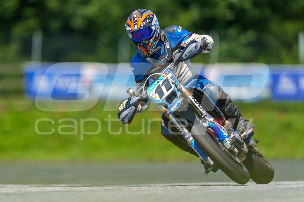 G-Cup + Supermoto Staatsmeisterschaft + Hungarian Supermoto Championship | GRIPcapture steht für authentische Sportfotografie in Österreich – für Momente, die mehr sind als Geschwindigkeit oder Ergebnis. Es geht um Emotion, Spannung, Fokus und den Augenblick, der oft nur einen Wimpernschlag dauert.Ob Motorsport, Teamsport oder 