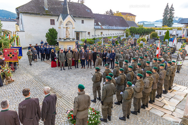 Kranzniederlegung am Karner bei der Stadtpfarrkirche "Maria in Dorn" | Bildershop von pixelworld.at - Realisiert mit Pictrs.com