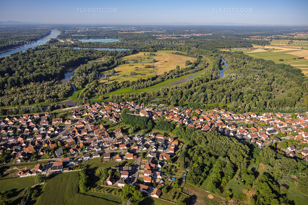 Aerial view: dorfansicht aus Norden an der Mündung der Sauer in den Rhein in Munchhausen in the state Bas-Rhin, France. – Photo: IMG_158267.jpg taken on 07/25/2026 by Werner Riehm/FLY-FOTO.com – Resolution of the original: 5900 x 3933 px